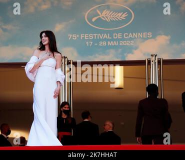 ©PHOTOPQR/NICE MATIN/Patrice Lapoirie ; Cannes ; 19/05/2022 ; US actress Anne Hathaway waves as she arrives for the screening of the film 'Armageddon Time' during the 75th edition of the Cannes Film Festival in Cannes, southern France, on May 19, 2022. Stock Photo