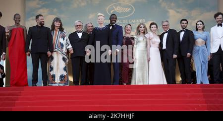 ©PHOTOPQR/NICE MATIN/Patrice Lapoirie ; Cannes ; 20/05/2022 ; (From L) Screenwriter Augusta Gore, Turkish actress Burcu Golgedar, British actor Idris Elba and his wife Sabrina Dhowre Elba, British actress Tilda Swinton, Australian director and screenwriter George Miller and British producer Doug Mitchell arrive for the screening of the film 'Three Thousand Years of Longing' during the 75th edition of the Cannes Film Festival in Cannes, southern France, on May 20, 2022. - International Cannes film festival on may 20th 2022  Stock Photo