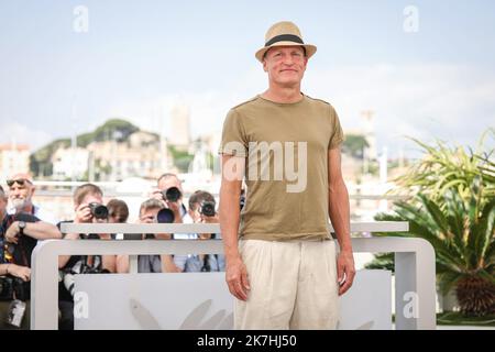 ©PHOTOPQR/LE PARISIEN/Fred Dugit ; Cannes ; 22/05/2022 ; Cuture / Cinéma Palais des festival à Cannes (06), le 22 mai 2022 Photocall du film TRIANGLE OF SADNESS (SANS FILTRE) WOODY HARRELSON Acteur - International Cannes film festival on may 22nd 2022  Stock Photo