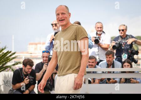 ©PHOTOPQR/LE PARISIEN/Fred Dugit ; Cannes ; 22/05/2022 ; Cuture / Cinéma Palais des festival à Cannes (06), le 22 mai 2022 Photocall du film TRIANGLE OF SADNESS (SANS FILTRE) WOODY HARRELSON Acteur - International Cannes film festival on may 22nd 2022  Stock Photo