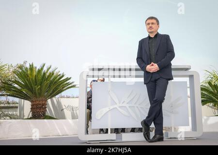 ©PHOTOPQR/LE PARISIEN/Fred Dugit ; Cannes ; 22/05/2022 ; Cuture / Cinéma Palais des festival à Cannes (06), le 22 mai 2022 Photocall du film R.M.N. CRISTIAN MUNGIU Réalisateur (Roumanie) - International Cannes film festival on may 22nd 2022  Stock Photo