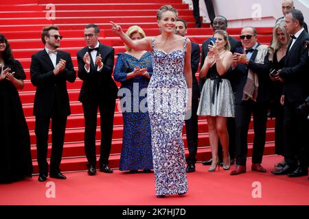 ©PHOTOPQR/NICE MATIN/Sebastien Botella ; Cannes ; 22/05/2022 ; Sharon Stone sur le tapis rouge du 75e festival de Cannes, le 22 mai 2022. - International Cannes film festival on may 20th 2022  Stock Photo