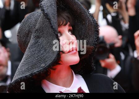 ©PHOTOPQR/NICE MATIN/Patrice Lapoirie ; Cannes ; 22/05/2022 ; French actress Isabelle Adjani arrives for the screening of the film 'Forever Young (Les Amandiers)' at the 75th edition of the Cannes Film Festival in Cannes, southern France, on May 22, 2022. - International Cannes film festival on may 22nd 2022  Stock Photo
