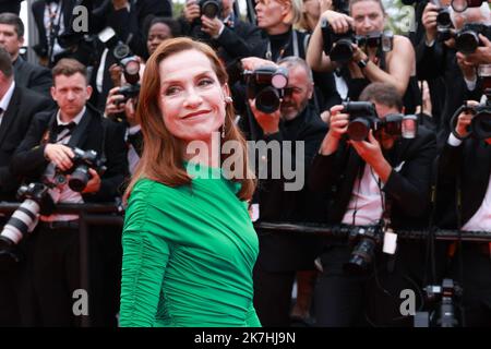 ©PHOTOPQR/NICE MATIN/Patrice Lapoirie ; Cannes ; 22/05/2022 ; French actress Isabelle Huppert arrives for the screening of the film 'Forever Young (Les Amandiers)' at the 75th edition of the Cannes Film Festival in Cannes, southern France, on May 22, 2022. - International Cannes film festival on may 22nd 2022  Stock Photo