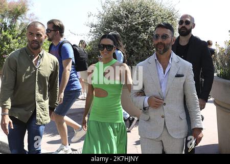 ©Francois Glories/MAXPPP - 19/05/2022 US actress Eva Longoria and her husband José Antonio Bastón walk home from lunch on the Croisette in Cannes France. Stock Photo