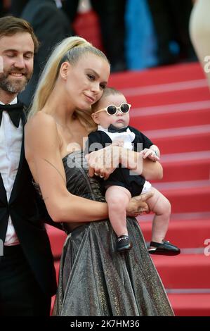 ©franck castel/MAXPPP - 19/05/2022 Three Thousand Years Of Longing Trois Mille Ans A T'Attedre Red Carpet -The 75th Annual Cannes Film Festival Parents with baby CANNES, FRANCE - MAY 20  Stock Photo