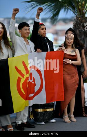 ©franck castel/MAXPPP - 20/05/2022 War Pony Photocall - The 75th Annual Cannes Film Festival CANNES, FRANCE - MAY 21 Robert Stover Jr, Director Riley Keough, Willi White, Director Gina Gammell, Ladainian Crazy Thunder Stock Photo