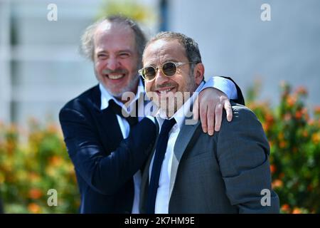 ©franck castel/MAXPPP - 20/05/2022 Brother And Sister Frere Et Soeur Photocall - The 75th Annual Cannes Film Festival CANNES, FRANCE - MAY 21 Patrick Timsit Stock Photo