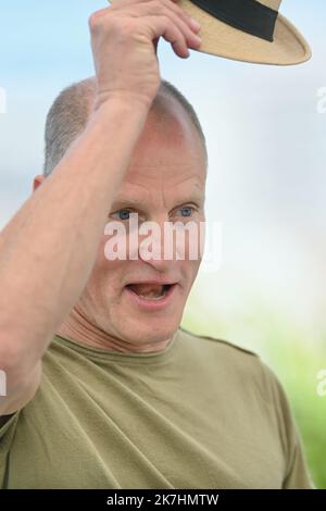 ©franck castel/MAXPPP - 21/05/2022 Triangle Of Sadness Photocall - The 75th Annual Cannes Film Festival Woody Harrelson CANNES, FRANCE - MAY 22  Stock Photo