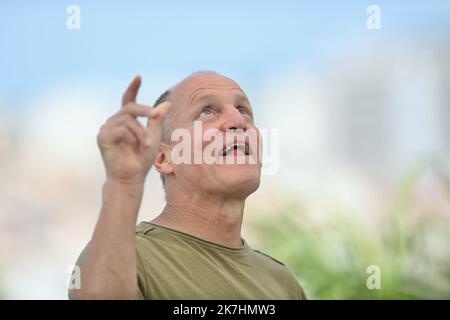 ©franck castel/MAXPPP - 21/05/2022 Triangle Of Sadness Photocall - The 75th Annual Cannes Film Festival Woody Harrelson CANNES, FRANCE - MAY 22  Stock Photo