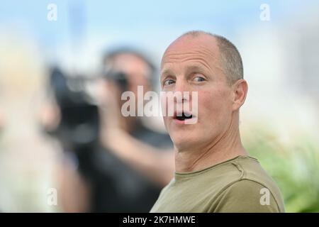 ©franck castel/MAXPPP - 21/05/2022 Triangle Of Sadness Photocall - The 75th Annual Cannes Film Festival Woody Harrelson CANNES, FRANCE - MAY 22  Stock Photo