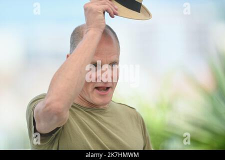 ©franck castel/MAXPPP - 21/05/2022 Triangle Of Sadness Photocall - The 75th Annual Cannes Film Festival Woody Harrelson CANNES, FRANCE - MAY 22  Stock Photo