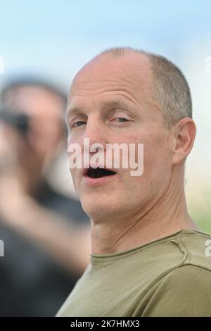 ©franck castel/MAXPPP - 21/05/2022 Triangle Of Sadness Photocall - The 75th Annual Cannes Film Festival Woody Harrelson CANNES, FRANCE - MAY 22  Stock Photo