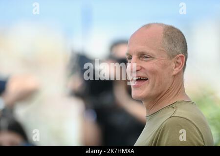 ©franck castel/MAXPPP - 21/05/2022 Triangle Of Sadness Photocall - The 75th Annual Cannes Film Festival Woody Harrelson CANNES, FRANCE - MAY 22  Stock Photo