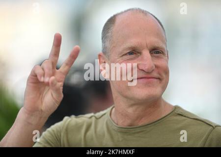 ©franck castel/MAXPPP - 21/05/2022 Triangle Of Sadness Photocall - The 75th Annual Cannes Film Festival Woody Harrelson CANNES, FRANCE - MAY 22  Stock Photo