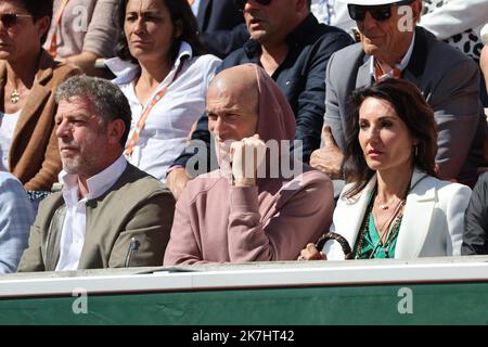 ©PHOTOPQR/LE PARISIEN/LP / Arnaud Journois ; PARIS ; 27/05/2022 ; TENNIS , ROLAND GARROS 2022 , 27/05/2022 , RAFAEL NADAL vs BOTIC VAN DE ZANDSCHULP / ZINEDINE ZIDANE ET SA FEMME VERONIQUE Stock Photo