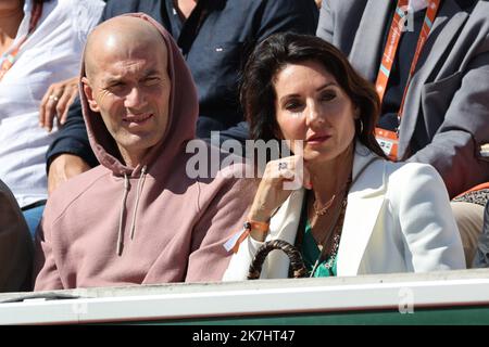 ©PHOTOPQR/LE PARISIEN/LP / Arnaud Journois ; PARIS ; 27/05/2022 ; TENNIS , ROLAND GARROS 2022 , 27/05/2022 , RAFAEL NADAL vs BOTIC VAN DE ZANDSCHULP / ZINEDINE ZIDANE ET SA FEMME VERONIQUE Stock Photo