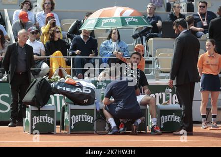 ©Sebastien Muylaert/MAXPPP - Paris 28/05/2022 Gilles Simon of France gets medical assistance against Marin Cilic of Croatia during the Men's Singles Third Round match on Day 7 of The 2022 French Open at Roland Garros on May 28, 2022 in Paris, France. Stock Photo
