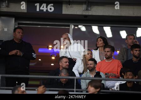 ©PHOTOPQR/LE PARISIEN/LP / Arnaud Journois ; SAINT DENIS ; 28/05/2022 ; FOOTBALL , FINALE DE LA LIGUE DES CHAMPIONS UEFA , 28/05/2022 , SAINT DENIS , STADE DE FRANCE / LIVERPOOL - REAL MADRID - Zinedine Zidane et sa femme Véronique en tribune Stock Photo