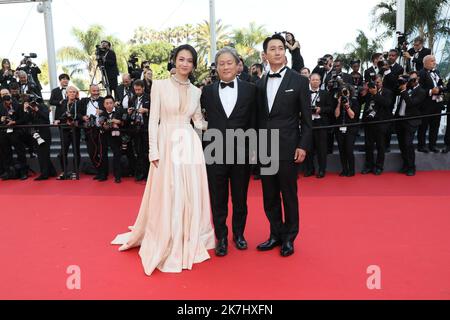 ©PHOTOPQR/NICE MATIN/Patrice Lapoirie ; Cannes ; 23/05/2022 ; (From L) South Korean actor Park Hae-Il, South Korean director Park Chan-Wook and Chinese actress Tang Wei arrive for the screening of the film 'Decision to Leave (Heojil Kyolshim)' during the 75th edition of the Cannes Film Festival in Cannes, southern France, on May 23, 2022. - International Cannes film festival on may 23rd 2022  Stock Photo