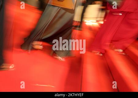 ©PHOTOPQR/NICE MATIN/Patrice Lapoirie ; Cannes ; 26/05/2022 ; Guests arrive for the screening of the film 'Decision to Leave (Heojil Kyolshim)' during the 75th edition of the Cannes Film Festival in Cannes, southern France, on May 23, 2022. - International Cannes film festival on may 25th 2022  Stock Photo