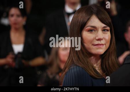 ©PHOTOPQR/LE PARISIEN/Fred Dugit ; Cannes ; 26/05/2022 ; Cuture / Cinéma Palais des festival à Cannes (06), le 26 mai 2022 Montée des marches du film Close Émilie Dequenne, guest, Gustav De Waele, guest, Director Lukas Dhont, Eden Dambrine et Léa Drucker Photo LP / Fred Dugit - Cannes International film Festival.  Stock Photo