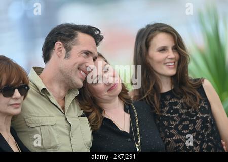 ©franck castel/MAXPPP - 20220005 Mascarade Photocall - The 75th Annual Cannes Film Festival Laura Morante, Nicolas Bedos, Emmanuelle Devos and Marine Vacth CANNES, FRANCE - MAY 28  Stock Photo