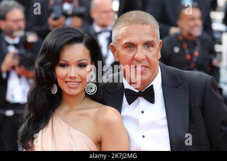 ©Pierre Teyssot/MAXPPP ; Cannes Film Festival 2022. 75th edition of the 'Festival International du Film de Cannes' on 28/05/2022 in Cannes, France. Red Carpet of the Closing Ceremony French actor Samy Naceri (L) and his partner Athena. Â© Pierre Teyssot / Maxppp  Stock Photo