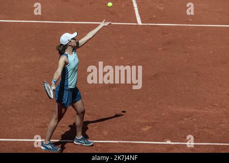 ©Sebastien Muylaert/MAXPPP - Paris 02/06/2022 Iga Swiatek of Poland serves against Daria Kasatinka during the Women's Singles Semi Final on day 12 at Roland Garros in Paris, France. 02.06.2022 Stock Photo