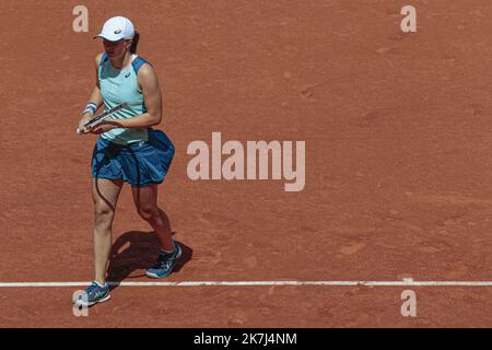 ©Sebastien Muylaert/MAXPPP - Paris 02/06/2022 Iga Swiatek of Poland reacts against Daria Kasatinka during the Women's Singles Semi Final on day 12 at Roland Garros in Paris, France. 02.06.2022 Stock Photo