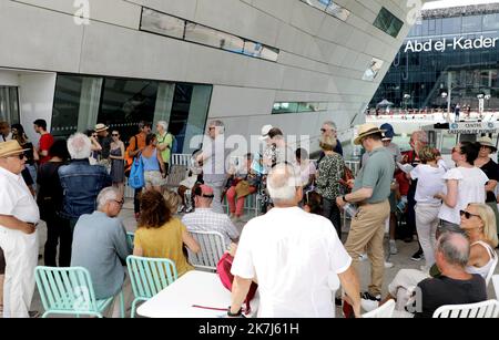 ©PHOTOPQR/LA PROVENCE/VALERIE VREL ; Marseille ; 04/06/2022 ; Ouverture officielle de Cosquer Méditerranée, en ce 4/06/2022, le public est au rendez-vous pour la visite de la réplique de la Grotte COSQUER, grotte datant d'environ 30000 ans découverte par Henri, plongeur, qui l'a vue pour la première fois en 1985. Une grotte où l'art pariétal est superbement représenté : chevaux, pinguouins, tigres... Ici les premiers visiteurs, ravis de leur expérience. - Marseille, France, june 4th 2022 Cosquer Méditerranée is the replica of the Grotte Cosquer, a prehistoric cave located in the creeks of Mar Stock Photo