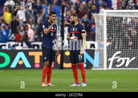 ©Julien Mattia / Le Pictorium/MAXPPP - Saint-Denis 05/06/2022 Julien Mattia / Le Pictorium - 5/6/2022 - France / Ile-de-France / Saint-Denis - Raphael Varane et Karim Benzema lors du Match de la ligue des nations France - Danemark au Stade de France. / 5/6/2022 - France / Ile-de-France (region) / Saint-Denis - Raphael Varane and Karim Benzema during the Nations League match France - Denmark at the Stade de France. Stock Photo