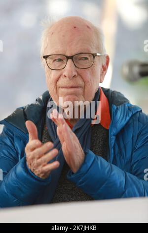 ©PHOTOPQR/NICE MATIN ; Le 03/07 Le metteur en scène britannique Peter Brook est mort Connu pour avoir dirigé une série de pièces de Shakespeare, le ressortissant britannique était en France depuis les années 1970. Il avait 97 ans. ARCHIVES British director Peter Brook died at 97 FILES MOUANS SARTOUX 30EME FESTIVAL DU LIVRE hommage rendu à Peter Brook en présence de sa fille Irina, de la ministre de la culture Frabçoise Nyssen, de Marie LOuise Gourdon (veste rose) et de jean Claude Charrier mouans sartoux le 7/10/2017  Stock Photo