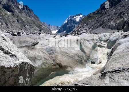 ©PHOTOPQR/LE DAUPHINE/Baptiste SAVIGNAC ; Chamonix-Mont-Blanc ; 04/07/2022 ; la mer de glace. ©PHOTOPQR/LE DAUPHINE/Baptiste SAVIGNAC ; Chamonix-Mont-Blanc ; 04/07/2022 ; Avec des températures caniculaires et une absence de précipitation, le plus grand glacier de France suinte plus que jamais. Chamonix-Mont-Blanc; France 04/07/2022; To observe the evolution of the Mer de Glace, the glaciologist LucMoreau drills a new hole six meters deep in the glacier. He then slides a bamboo stake into it, which he marks with a marker to regularly measure the thickness of the melted ice. the Mer de Glace lo Stock Photo