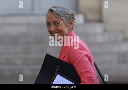 ©Julien Mattia / Le Pictorium/MAXPPP - Paris 05/07/2022 Julien Mattia / Le Pictorium - 5/7/2022 - France / Ile-de-France / Paris - La Premiere Ministre, Elisabeth Borne en sortie du Conseil des Ministres, a Paris le 04 Juillet 2022 / 5/7/2022 - France / Ile-de-France (region) / Paris - The Prime Minister, Elisabeth Borne, leaving the Council of Ministers, in Paris on 04 July 2022 Stock Photo