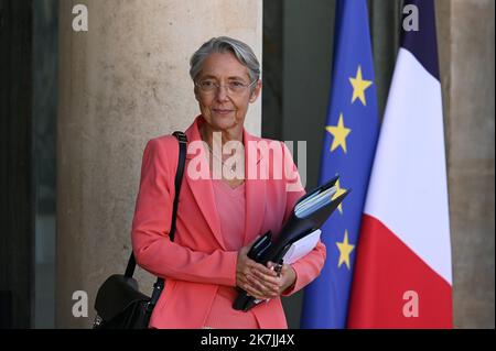 ©Julien Mattia / Le Pictorium/MAXPPP - Paris 05/07/2022 Julien Mattia / Le Pictorium - 5/7/2022 - France / Ile-de-France / Paris - La Premiere Ministre, Elisabeth Borne en sortie du Conseil des Ministres, a Paris le 04 Juillet 2022 / 5/7/2022 - France / Ile-de-France (region) / Paris - The Prime Minister, Elisabeth Borne, leaving the Council of Ministers, in Paris on 04 July 2022 Stock Photo