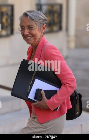 ©Julien Mattia / Le Pictorium/MAXPPP - Paris 05/07/2022 Julien Mattia / Le Pictorium - 5/7/2022 - France / Ile-de-France / Paris - La Premiere Ministre, Elisabeth Borne en sortie du Conseil des Ministres, a Paris le 04 Juillet 2022 / 5/7/2022 - France / Ile-de-France (region) / Paris - The Prime Minister, Elisabeth Borne, leaving the Council of Ministers, in Paris on 04 July 2022 Stock Photo