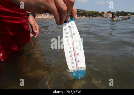 ©PHOTOPQR/NICE MATIN/Philippe Arnassan ; st raphael ; 25/07/2022 ; sur la plage de Agay,la temperature de l'eau affichait 30°, un record semble-t-il - Agay, France, july 25th 2022. Mediterranean is 25 degrees Stock Photo