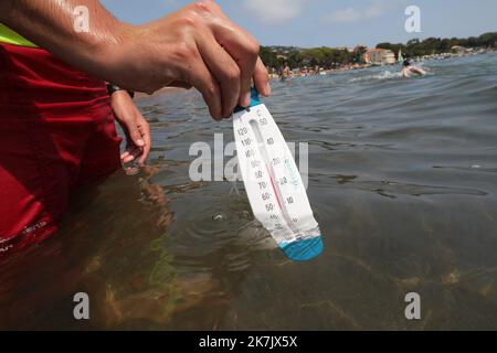 ©PHOTOPQR/NICE MATIN/Philippe Arnassan ; st raphael ; 25/07/2022 ; sur la plage de Agay,la temperature de l'eau affichait 30°, un record semble-t-il - Agay, France, july 25th 2022. Mediterranean is 25 degrees Stock Photo