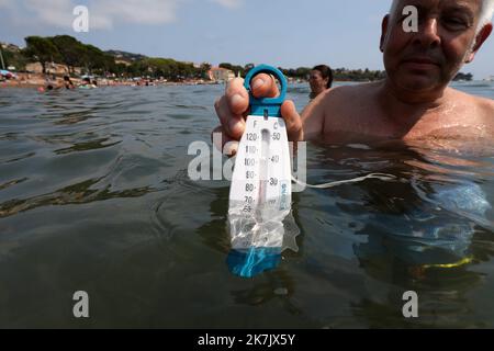 ©PHOTOPQR/NICE MATIN/Philippe Arnassan ; st raphael ; 25/07/2022 ; sur la plage de Agay,la temperature de l'eau affichait 30°, un record semble-t-il - Agay, France, july 25th 2022. Mediterranean is 25 degrees Stock Photo