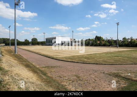 ©PHOTOPQR/VOIX DU NORD/Thierry Thorel ; 08/08/2022 ; Roubaix - Le 8 aout 2022 : les terrains de foot sont asseche par les fortes chaleurs de cet ete - Roubaix, France, august 8th 2022 the football pitches are dried up by the high heat of this summer - Stock Photo