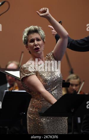 ©Mourad ALLILI/MAXPPP - 22/08/2022 La Cote Saint Andre Isere le 22/08/2022 : la mezzo soprano Joyce DiDonato a fait passer le grand frisson sur l auditorium en interpretant une Cleopatre a la force dramatique intense. avec l orchestre Les Siecles dirige par le chef d orchestre le Francais Francois-Xavier Roth, directeur musical de Cologne ,sur la scene du festival Berlioz de la Cote Saint Andre en Isere - Berlioz Festival at La Cote Saint André, Isère, France August 22, 2022 with Joyce DiDonato, the American mezzo-soprano and François-Xavier Roth French conductor  Stock Photo