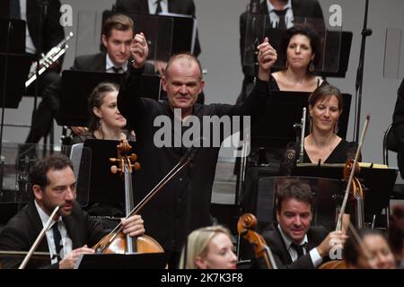 ©Mourad ALLILI/MAXPPP - 22/08/2022 La Cote Saint Andre Isere le 22/08/2022 : la mezzo soprano Joyce DiDonato a fait passer le grand frisson sur l auditorium en interpretant une Cleopatre a la force dramatique intense. avec l orchestre Les Siecles dirige par le chef d orchestre le Francais Francois-Xavier Roth, directeur musical de Cologne ,sur la scene du festival Berlioz de la Cote Saint Andre en Isere - Berlioz Festival at La Cote Saint André, Isère, France August 22, 2022 with Joyce DiDonato, the American mezzo-soprano and François-Xavier Roth French conductor  Stock Photo