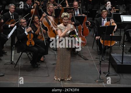 ©Mourad ALLILI/MAXPPP - 22/08/2022 La Cote Saint Andre Isere le 22/08/2022 : la mezzo soprano Joyce DiDonato a fait passer le grand frisson sur l auditorium en interpretant une Cleopatre a la force dramatique intense. avec l orchestre Les Siecles dirige par le chef d orchestre le Francais Francois-Xavier Roth, directeur musical de Cologne ,sur la scene du festival Berlioz de la Cote Saint Andre en Isere - Berlioz Festival at La Cote Saint André, Isère, France August 22, 2022 with Joyce DiDonato, the American mezzo-soprano and François-Xavier Roth French conductor  Stock Photo