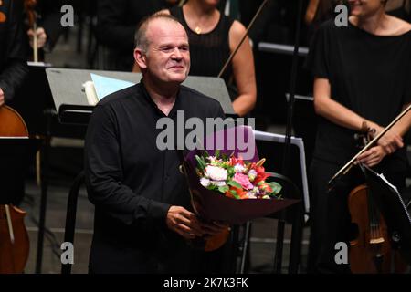 ©Mourad ALLILI/MAXPPP - 22/08/2022 La Cote Saint Andre Isere le 22/08/2022 : la mezzo soprano Joyce DiDonato a fait passer le grand frisson sur l auditorium en interpretant une Cleopatre a la force dramatique intense. avec l orchestre Les Siecles dirige par le chef d orchestre le Francais Francois-Xavier Roth, directeur musical de Cologne ,sur la scene du festival Berlioz de la Cote Saint Andre en Isere - Berlioz Festival at La Cote Saint André, Isère, France August 22, 2022 with Joyce DiDonato, the American mezzo-soprano and François-Xavier Roth French conductor  Stock Photo