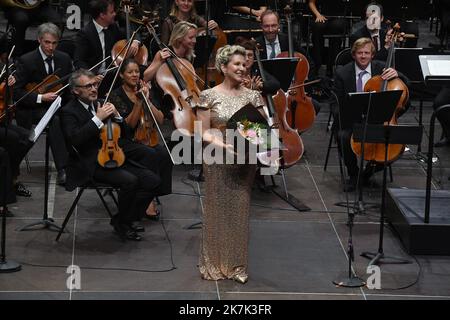 ©Mourad ALLILI/MAXPPP - 22/08/2022 La Cote Saint Andre Isere le 22/08/2022 : la mezzo soprano Joyce DiDonato a fait passer le grand frisson sur l auditorium en interpretant une Cleopatre a la force dramatique intense. avec l orchestre Les Siecles dirige par le chef d orchestre le Francais Francois-Xavier Roth, directeur musical de Cologne ,sur la scene du festival Berlioz de la Cote Saint Andre en Isere - Berlioz Festival at La Cote Saint André, Isère, France August 22, 2022 with Joyce DiDonato, the American mezzo-soprano and François-Xavier Roth French conductor  Stock Photo