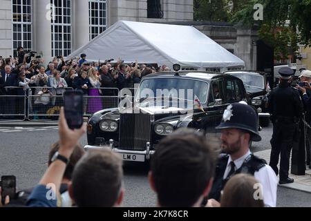 ©PHOTOPQR/VOIX DU NORD/Marc Demeure ; 10/09/2022 ; Londres le 10/09/2022. Ambiance autour de Saint James Palace lors de la proclamation du Roi Charles III. Photo MARC DEMEURE / La Voix Du Nord. - London, uk, sept 10th 2022 People seen at the St James's Palace following the proclamation of His Majesty King Charles III Stock Photo