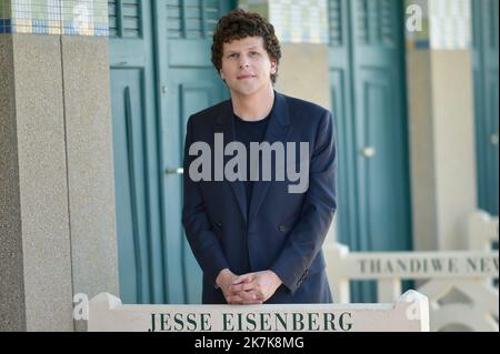 ©FRANCK CASTEL/MAXPPP - 20140003 DEAUVILLE, FRANCE - SEPTEMBER 04 Jesse Eisenberg poses during the unveiling of his dedicated beach locker room on the Promenade des Planches during the 48th Deauville American Film Festival on September 04, 2022 in Deauville, France. Stock Photo