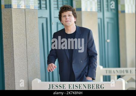 ©FRANCK CASTEL/MAXPPP - 20140003 DEAUVILLE, FRANCE - SEPTEMBER 04 Jesse Eisenberg poses during the unveiling of his dedicated beach locker room on the Promenade des Planches during the 48th Deauville American Film Festival on September 04, 2022 in Deauville, France. Stock Photo