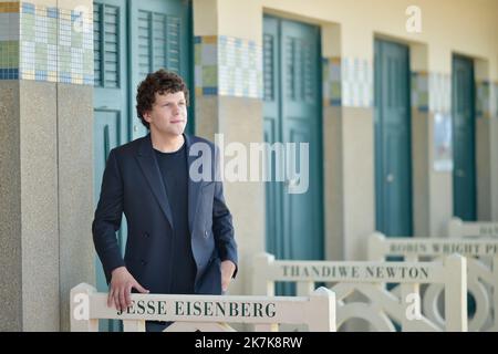 ©FRANCK CASTEL/MAXPPP - 20140003 DEAUVILLE, FRANCE - SEPTEMBER 04 Jesse Eisenberg poses during the unveiling of his dedicated beach locker room on the Promenade des Planches during the 48th Deauville American Film Festival on September 04, 2022 in Deauville, France. Stock Photo